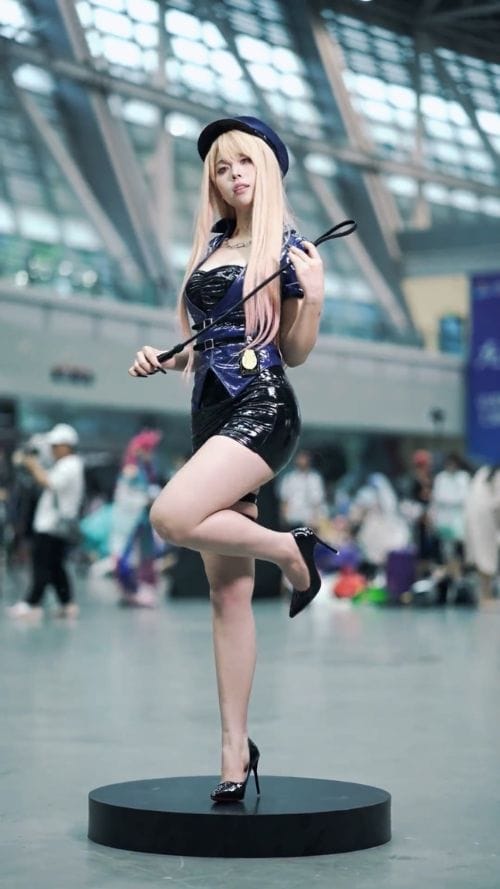 初めてのオーダーメイド衣装を家族に披露し、笑顔を見せる女性レイヤー