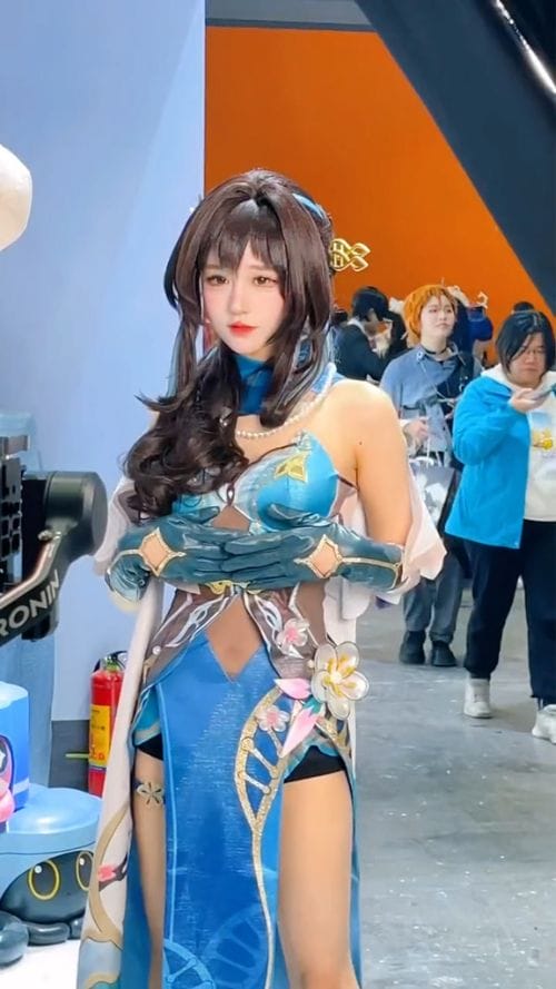 大型イベントで友人に囲まれながら COSCLT 衣装を披露するレイヤー、サイズ感も仕上がりも抜群の姿