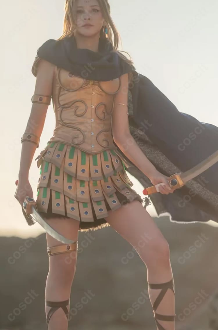 キングダム 楊端和のコスプレ衣装 正面全体。マント・トップス・スカート・腕飾り・太もも飾りのセット構成と精緻な装飾が分かる画像