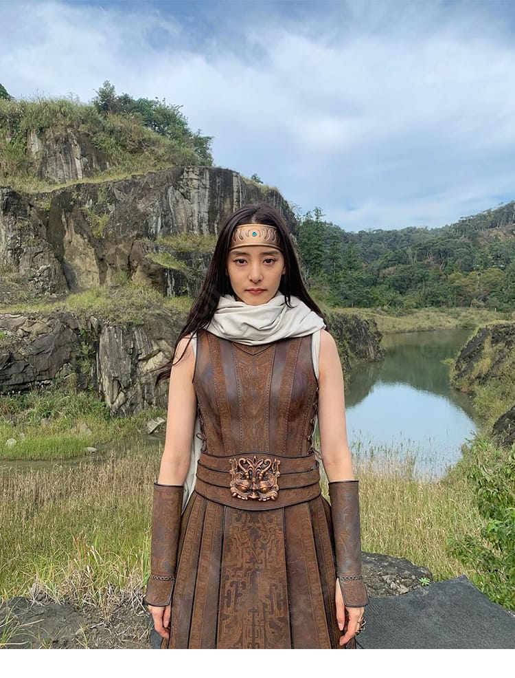 映画『キングダム』摎の将軍装束コスプレを正面から着用した写真。ハリ感のある生地と落ち着いた色味、手袋とベルトを含む高再現セットが確認できる構図。