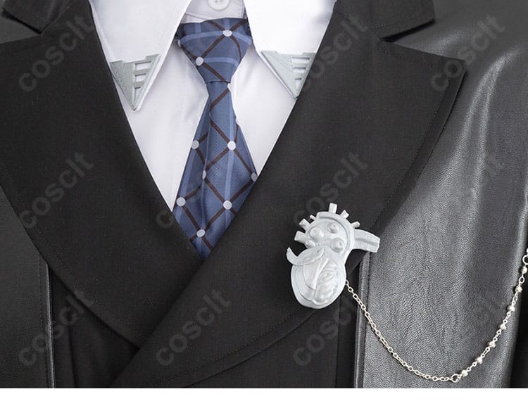 上衣の装飾・刺繍ディテール。メタル調パーツとステッチワークが分かる接写。