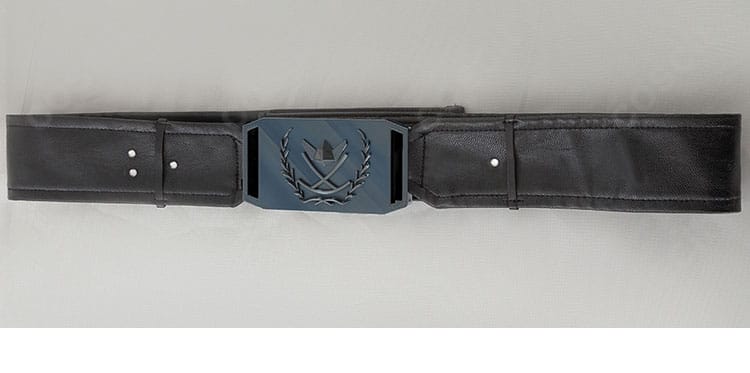 パンツのウエストと装飾アップ。ベルトループと留め具の仕上げが見える。