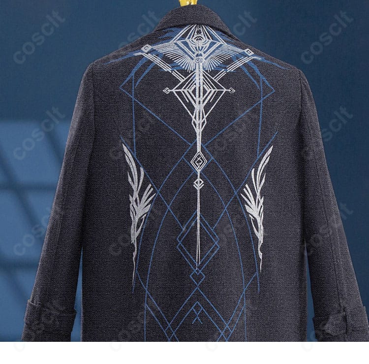 肩と袖の装飾にフォーカス。エポーレット風ディテールがレイの特徴を強調。