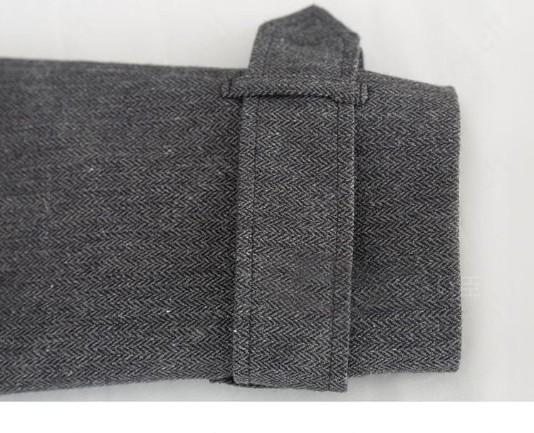 シャツ襟の装飾クローズアップ。端正な縫い目と付属の質感を表現。