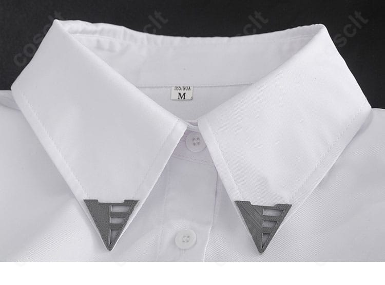 ウエスト装飾のディテール。チェーンとベルトの位置関係が分かる接写。