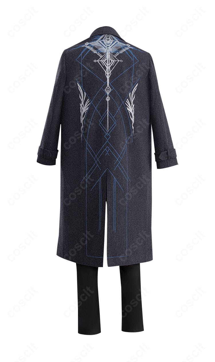 背面全体。コートの背中心のラインと裾の広がりを美しく再現。