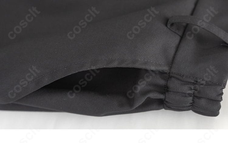 袖口のディテール。シンプルで上品なカフスとステッチラインを確認。