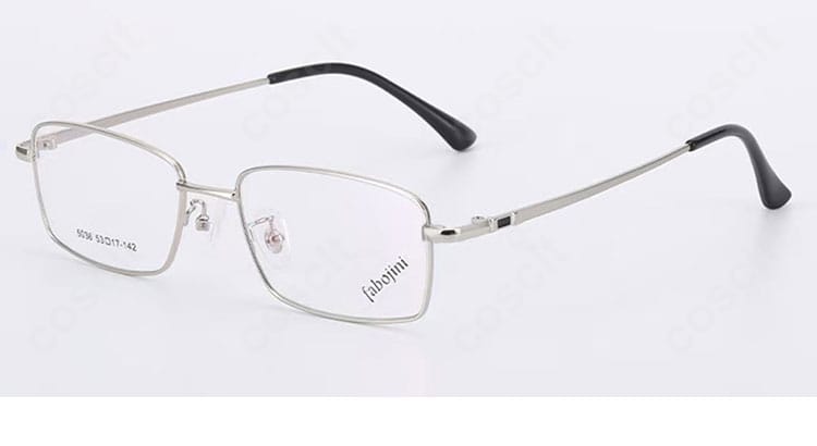 ネクタイの結び目と装飾の接写。質感と色味がコーデ全体を引き締める。