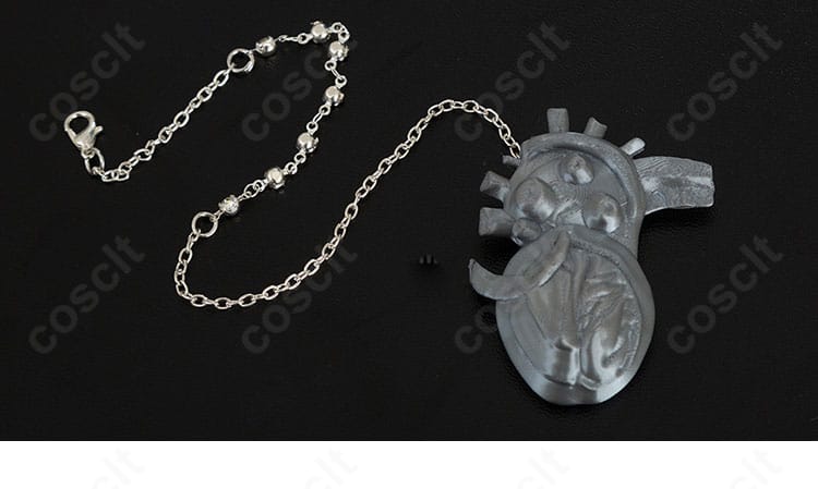 手袋のディテール。素材感と甲部分のデザインが分かる接写。