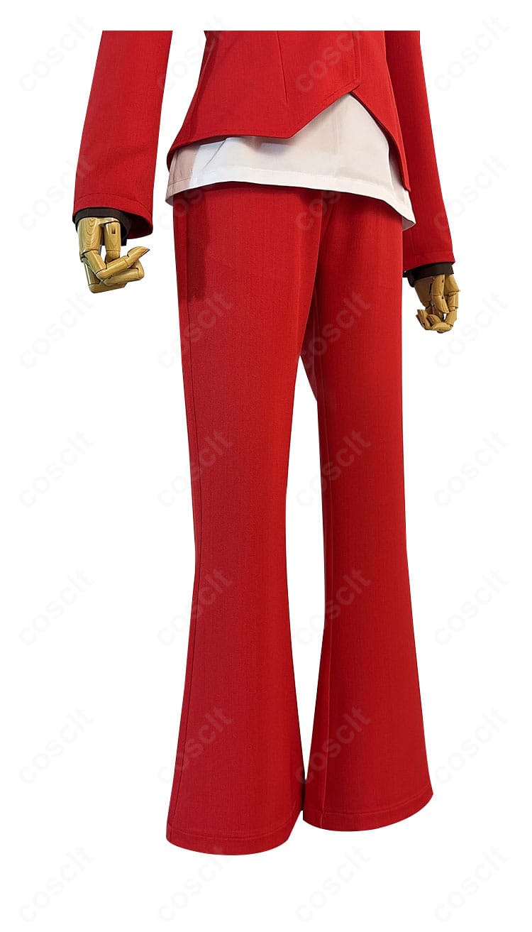 パンツ部分のディテール。ハリのある生地と端正なストレートシルエットで、脚線がきれいに出る設計。