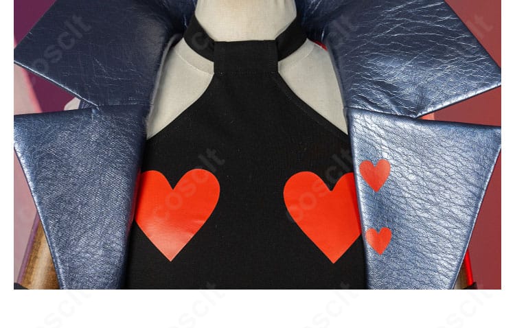 襟元装飾のクローズアップ。ヴェルヴェットらしいデザインを強調したネックラインの再現。