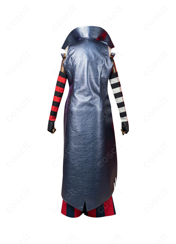 ヴェルヴェット衣装の背面。コートの落ち感と後ろ姿のラインが確認できる画像。