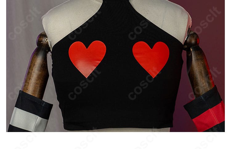 インナー前面に配された赤いハート装飾。コーデのアクセントとなるユニークなモチーフを強調。