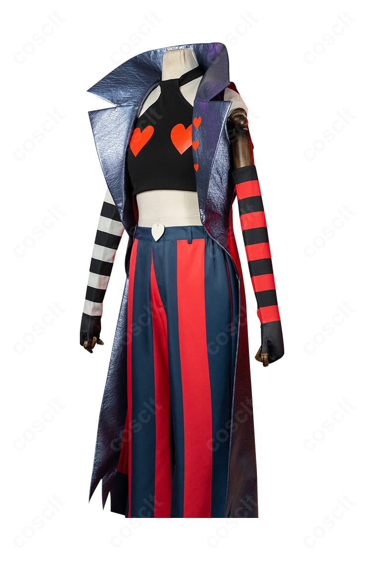 ヴェルヴェット衣装の左側面。袖のラインとパンツシルエットを示すサイドビュー。