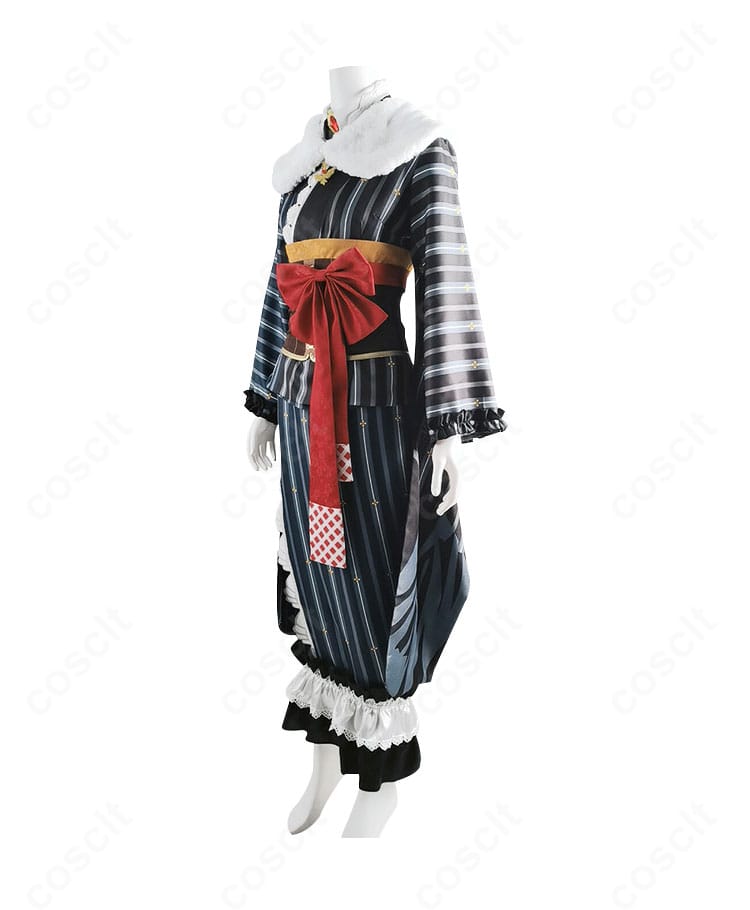 鷹嶺ルイ お正月衣装の左側面。毛皮襟と肩周りの重なり、裾のバランスが確認できる角度。