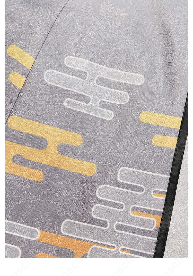 外套の裾装飾クローズアップ。縁取りと装飾で全体のスタイルを引き締める設計。