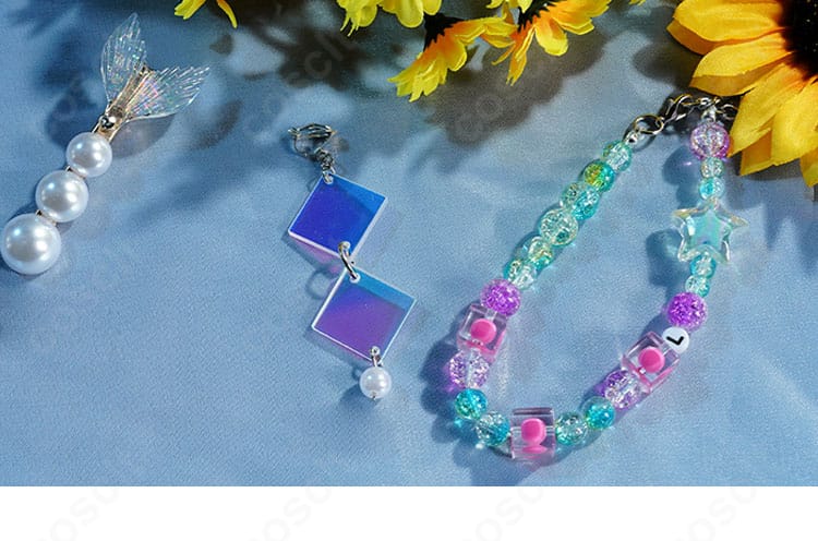 L.L. コスプレのイヤリングと足首飾り。金具の色味とモチーフ形状、セット統一感が分かる