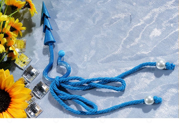 ウエスト装飾のクローズアップ。中央パーツとベルト風意匠でスタイルアップを演出