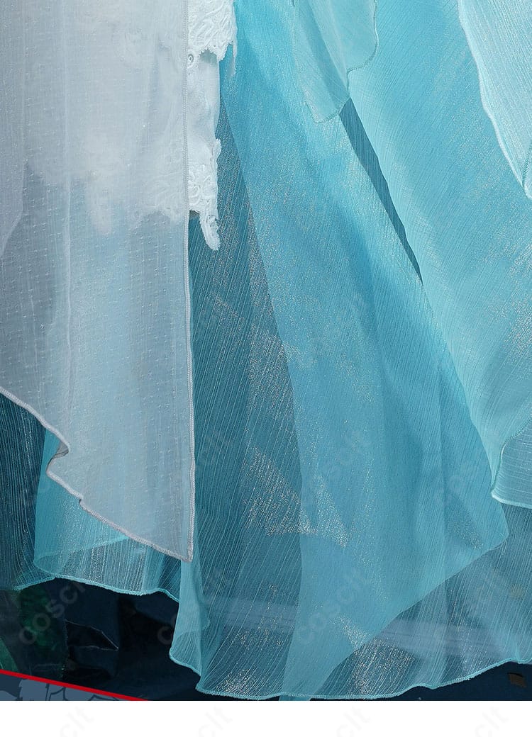 スカート裾の高貴な装飾をアップ。曲線パターンと金色アクセントが品よく映る