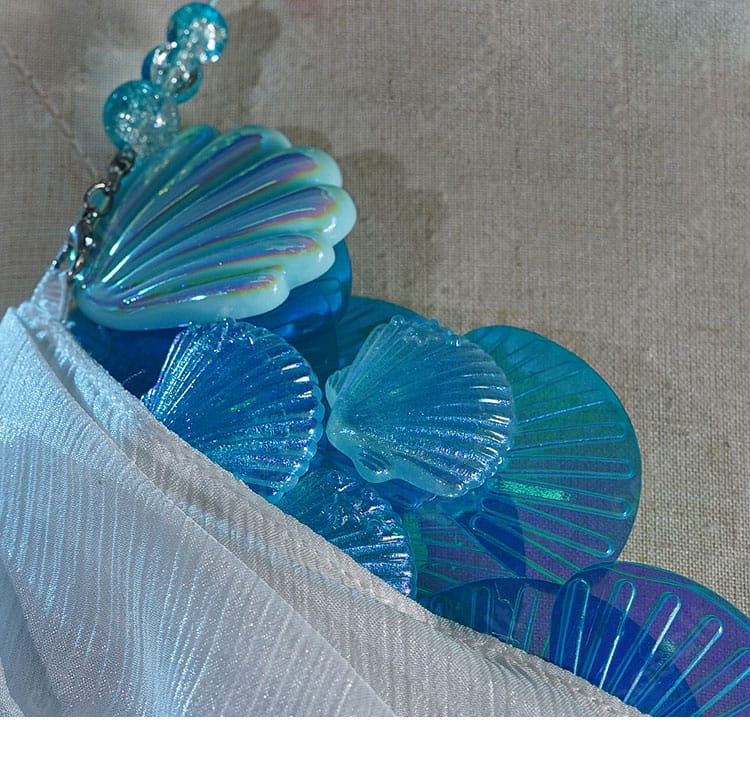 L.L. 衣装の貝殻モチーフ装飾。立体感あるパーツと配色のコントラストを強調