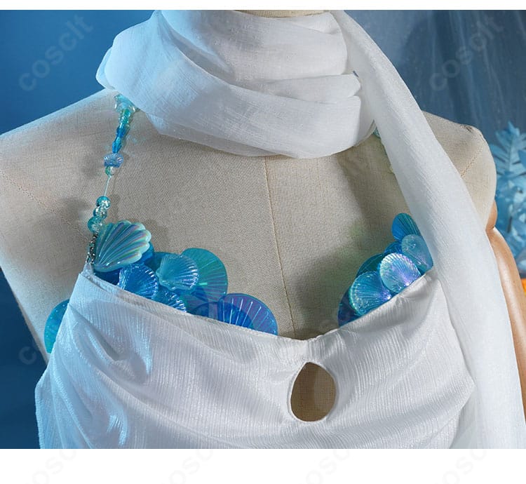 L.L. 衣装のマフラー装飾クローズアップ。軽やかな素材感と縁取りの質感が分かる