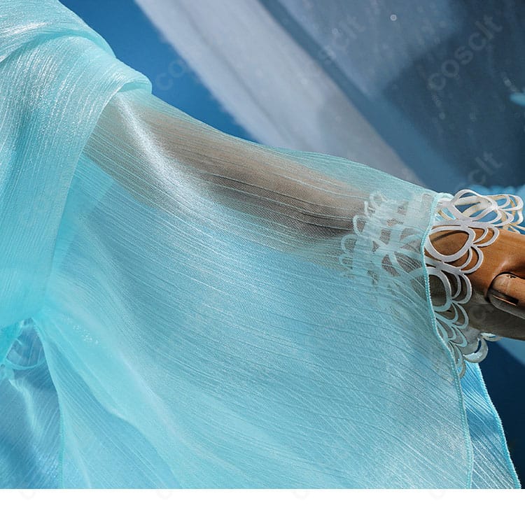 袖口の繊細な装飾。カフ形状と縁の意匠、ステッチワークを確認できる