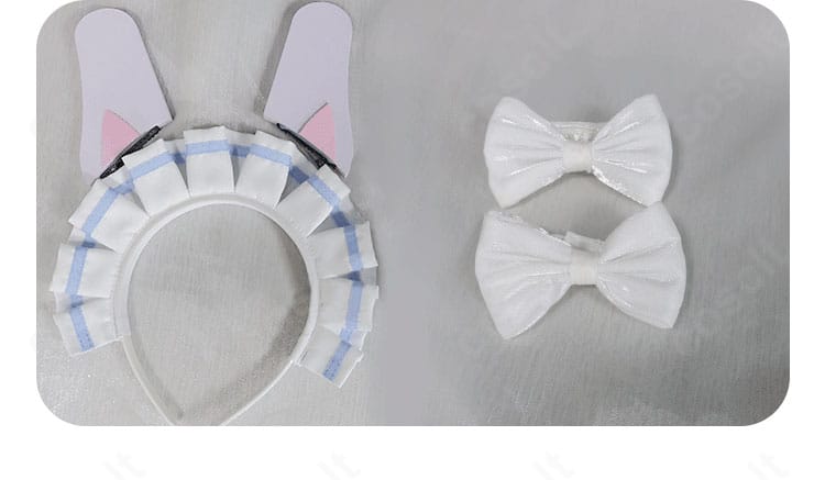 頭飾りと耳アクセサリーのディテール。安定して装着できる仕様でミユらしさを強調。