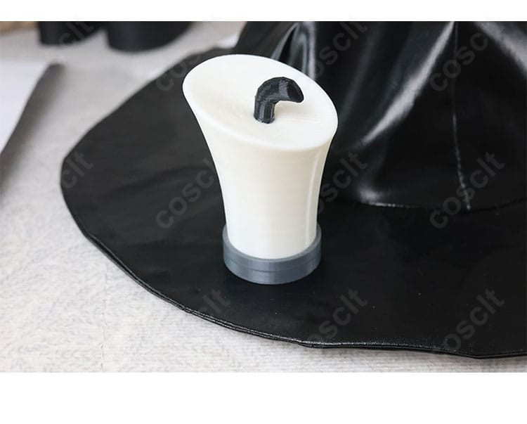 探鉱者コスプレ帽子のアクセサリー部分クローズアップ。装飾パーツの質感と固定方法の仕上がりを強調。