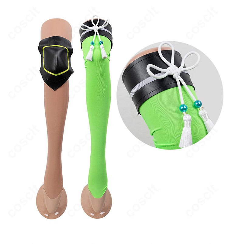 ヤエノムテキ 勝負服の太もも飾りとソックスの装飾アップ。金具とベルトの留め仕様を示す画像