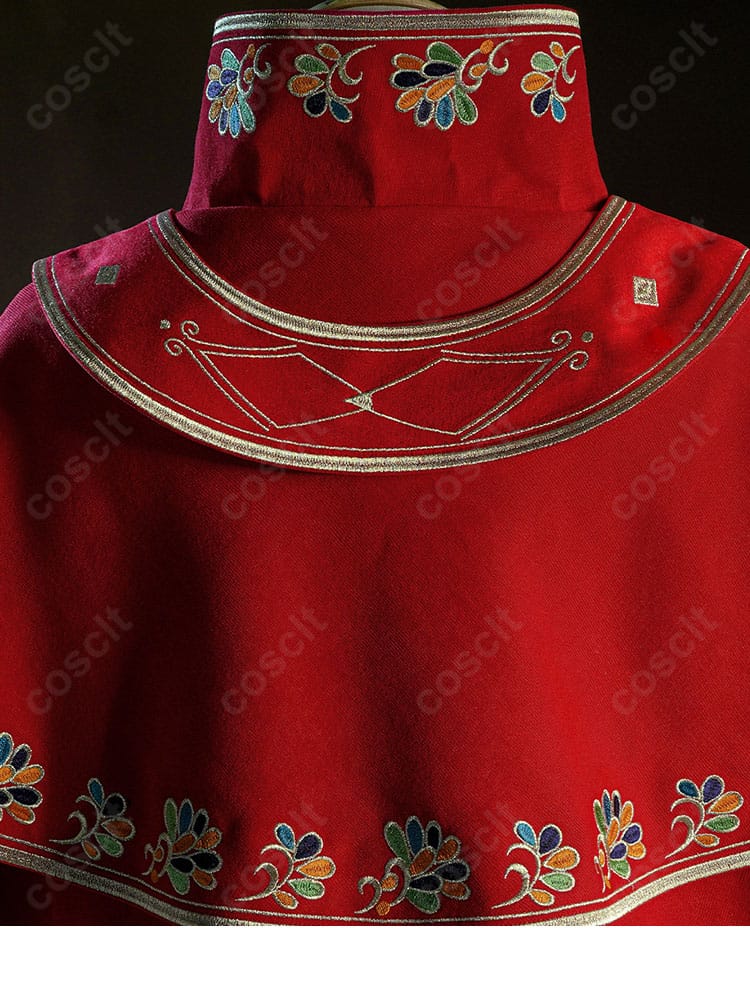 背面の装飾ディテール。マント下の意匠とステッチワークを確認可能。