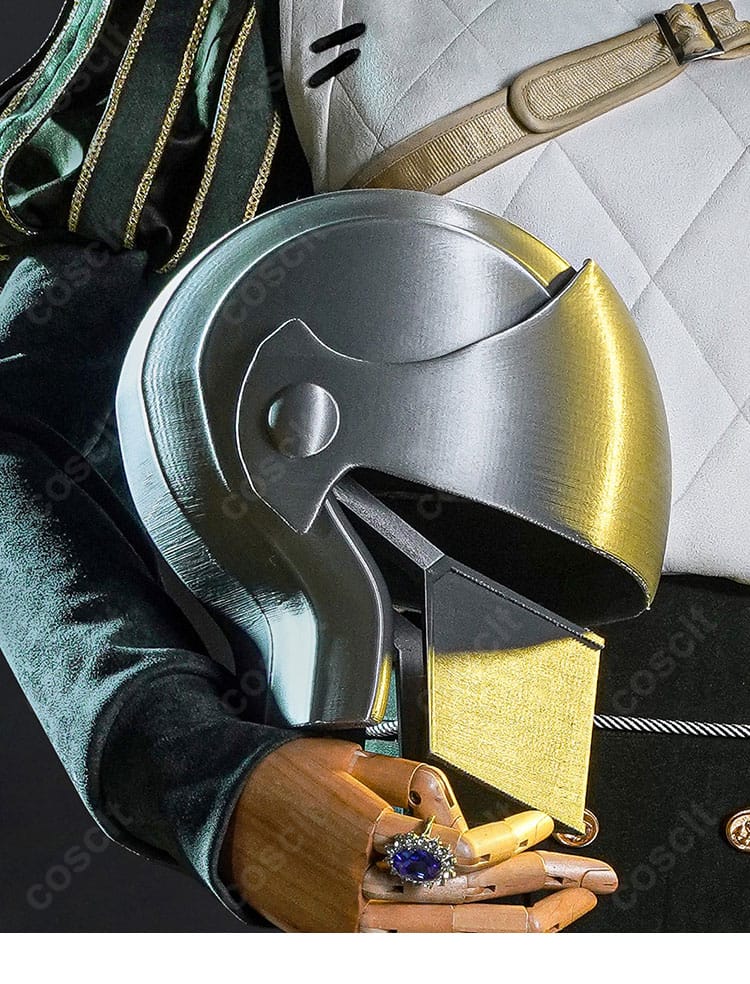 騎士コスプレのヘルメット装飾(別売り)の細部。モールドと表面処理の精密さが見える。