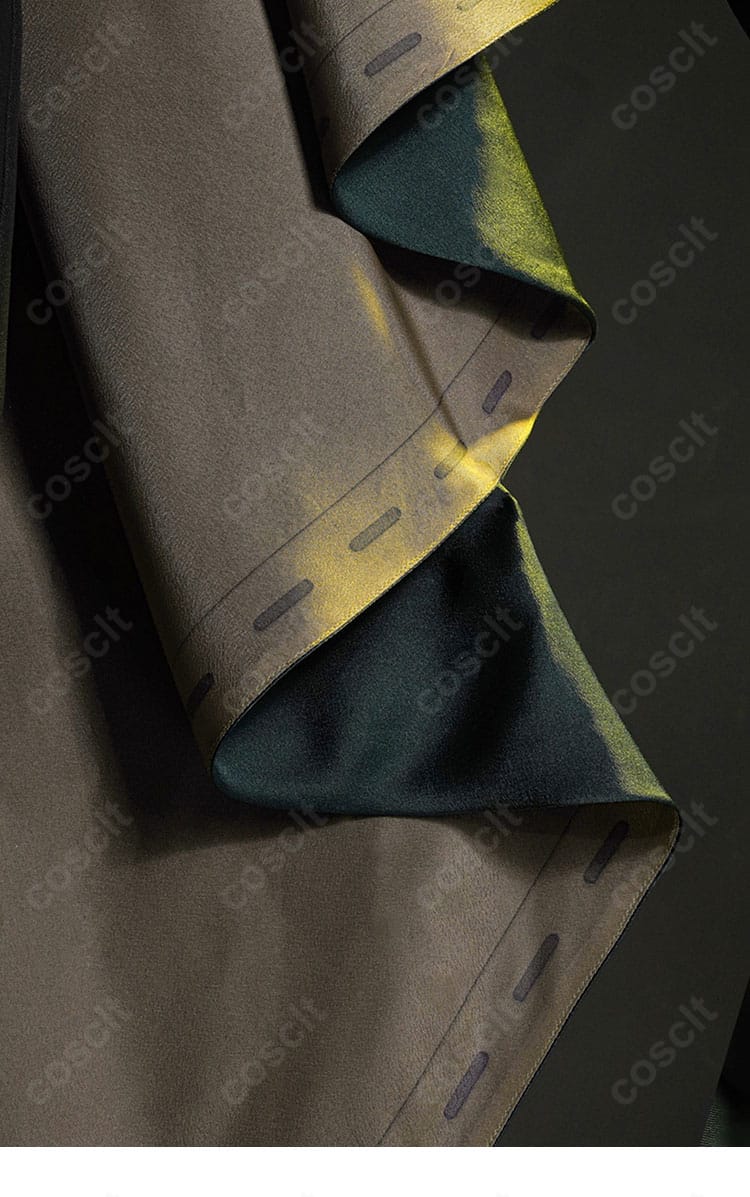 騎士コスプレ衣装の披肩装飾クローズアップ。段差のある装飾とコントラスト配色で存在感を強調。