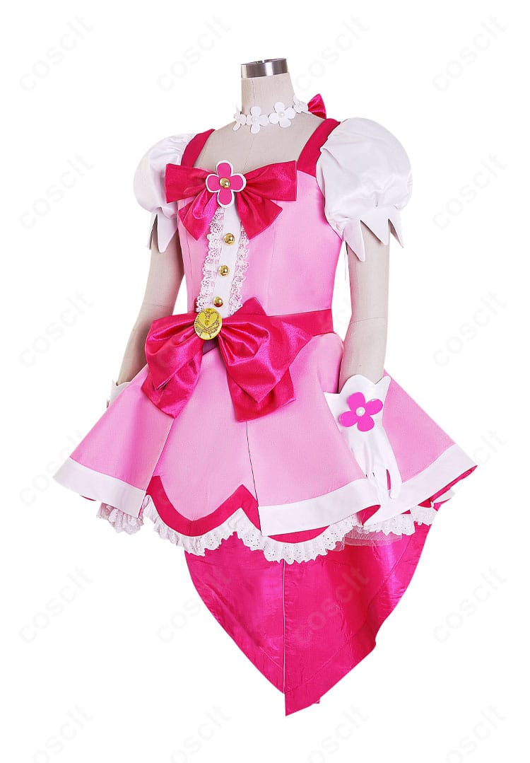 左側面全体。スカートのフレア量とサイド装飾の配置、ラインの流れが確認できるビュー。