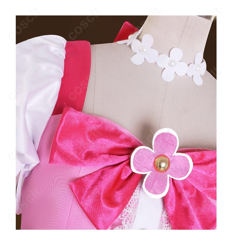 首元装飾のアップ。チョーカーと胸元パーツの質感、刺繍の精緻さが際立つ近景。