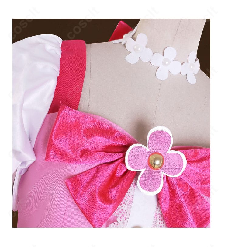 チョーカーと襟元リボンの接写。花形モチーフとリボン結びの質感が上品に映えるディテール。