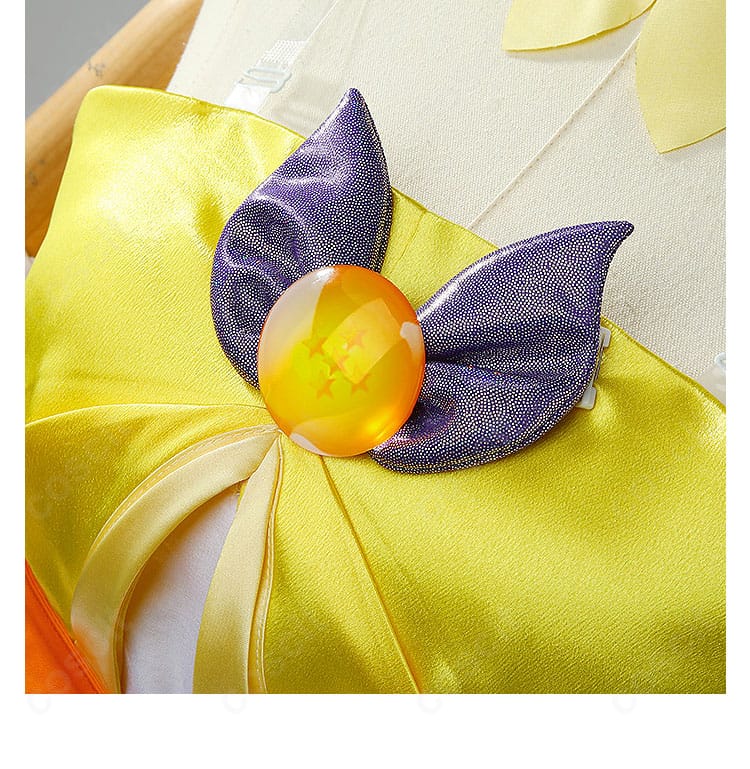 襟元の刺繍と装飾のアップ。精緻な縫製で豪華さを演出したキュアトゥインクルのデザイン。