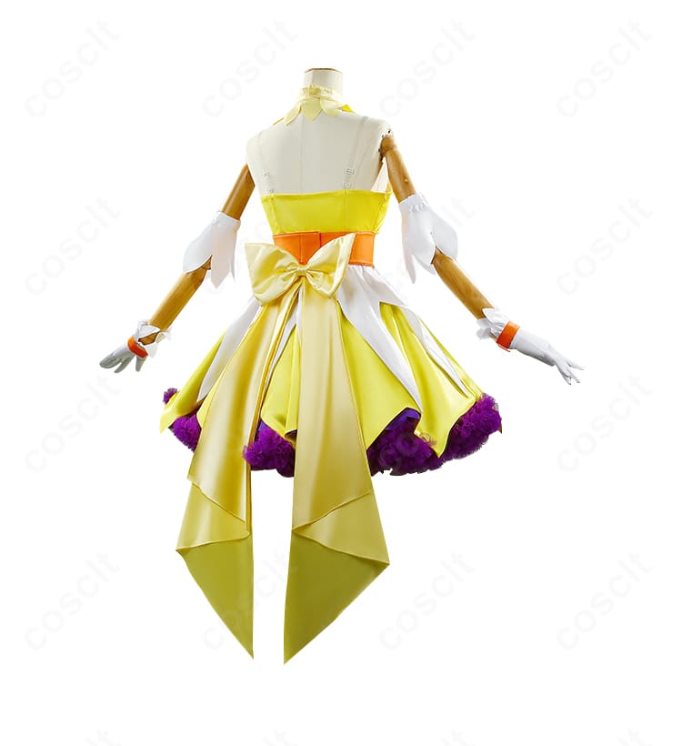 後ろ姿のディテール。特徴的な大型の蝶結びリボンがボリュームよく見える取り付け位置と形状。