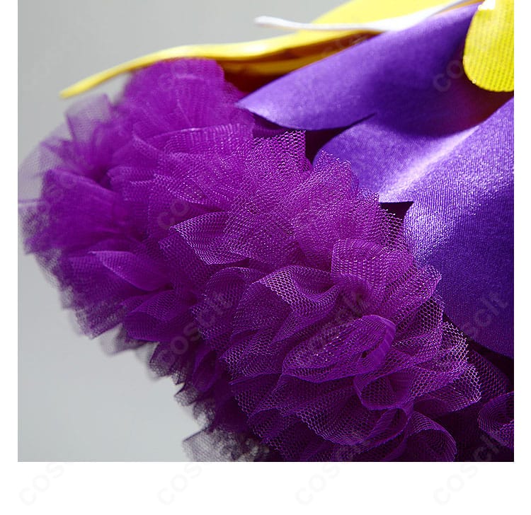 スカート裾のきらめきとレイヤー構造。光を受けて華やかに映えるプリンセス風デザイン。