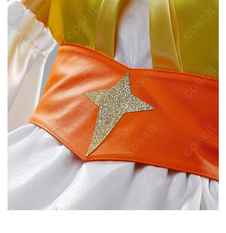 腰ベルト(コルセット)の質感とステッチを強調。アイコニックなシルエット形成の要となるディテール。