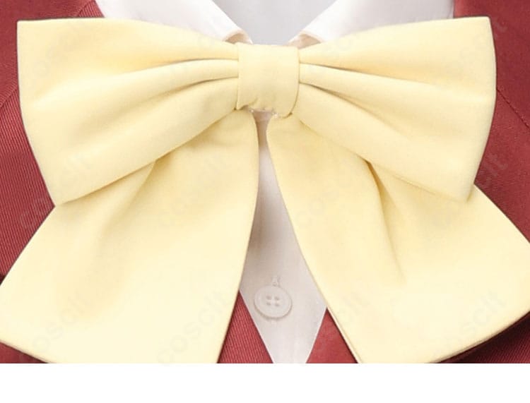 胸元の蝶結びスカーフ装飾の接写。形が崩れにくい固定構造のディテール