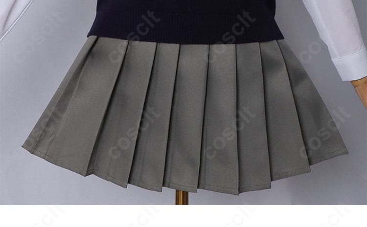 スカート部分のディテール。均一プリーツと程よい広がりで動きやすさと可愛さを両立。