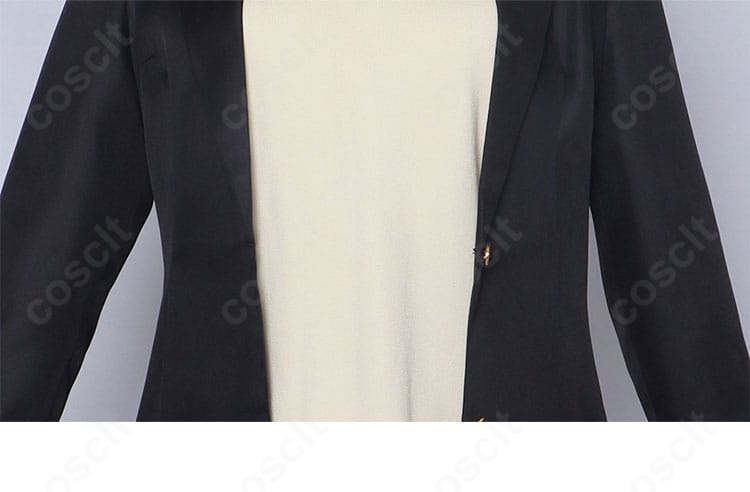 橘美花莉 制服の門襟部分ディテール。刺繍意匠と配色パイピングの仕上がりを示す拡大写真。