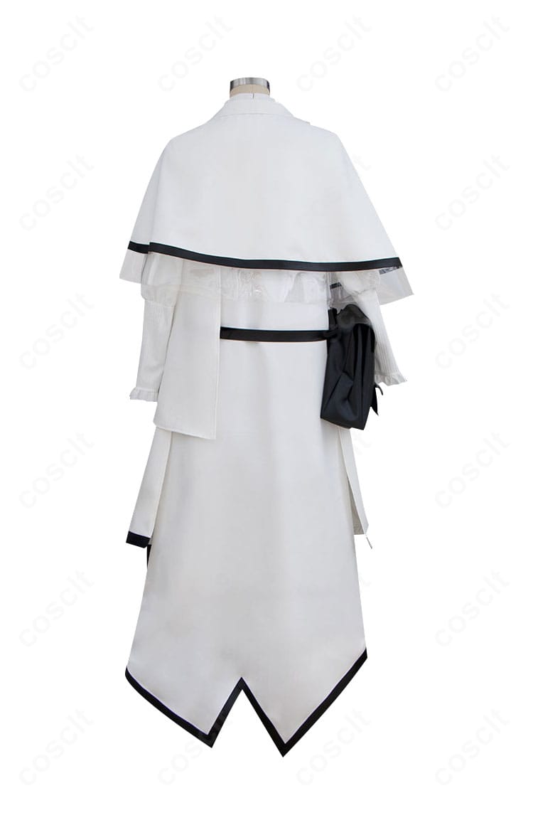 アークナイツ プリースティス衣装の背面ディテール。背中の縫製ラインとベルト取り回し、コート裾の形状を強調。