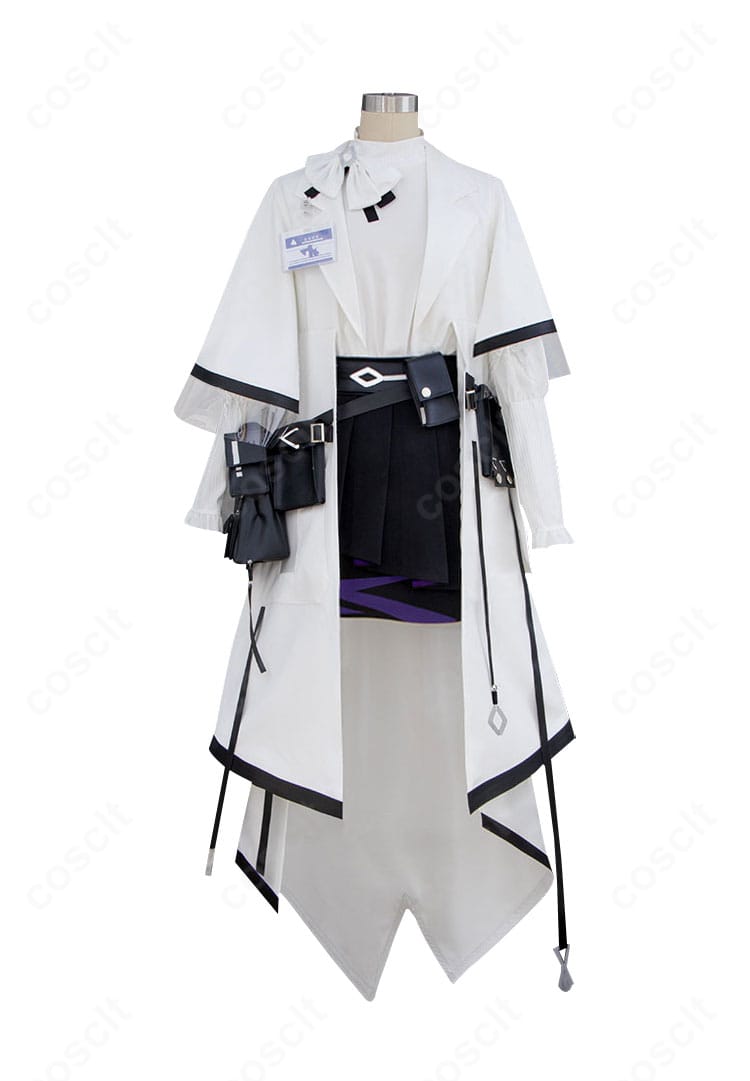 アークナイツ プリースティス衣装の正面ディテール。蝶ネクタイ、名札、ベルト位置、コートの切り替えラインを鮮明に写した高再現カット。