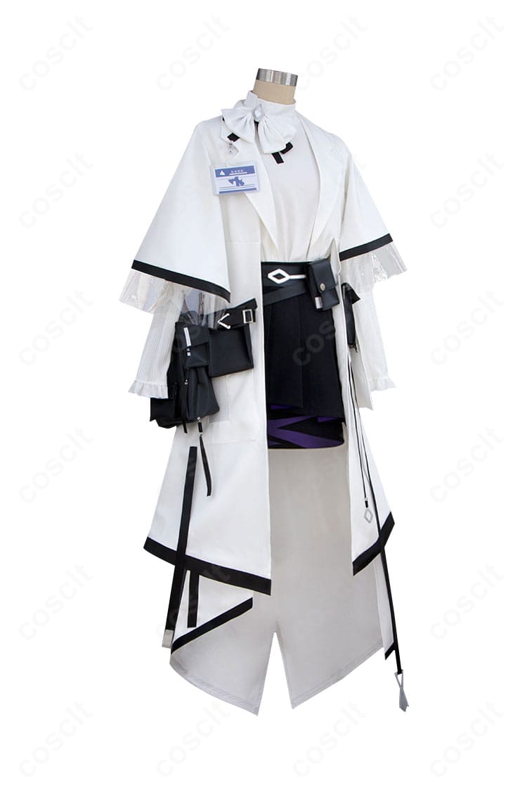 アークナイツ プリースティス衣装を右側から撮影。袖口や腰飾りの固定具、コートの落ち感まで確認できるアングル。