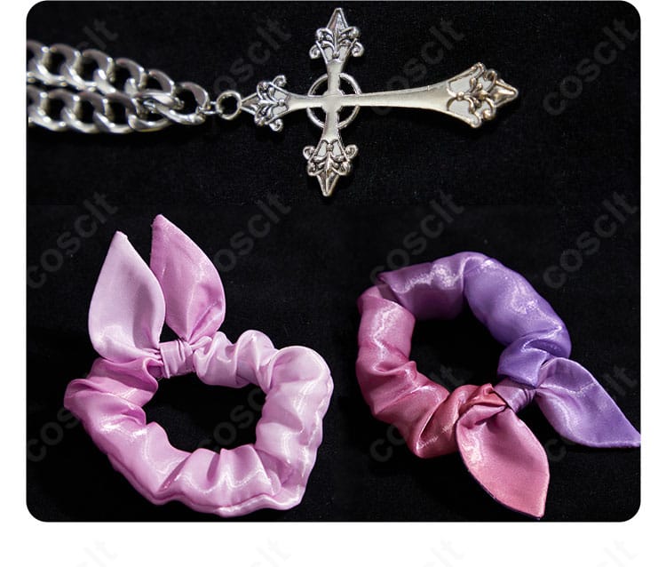 ヘアピンとネックレスの小物ディテール。コーデのアクセントが分かる画像