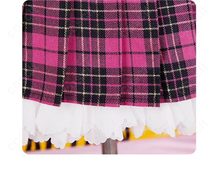 スカート装飾のディテール。プリーツの整いと裾付近のデザイン要素