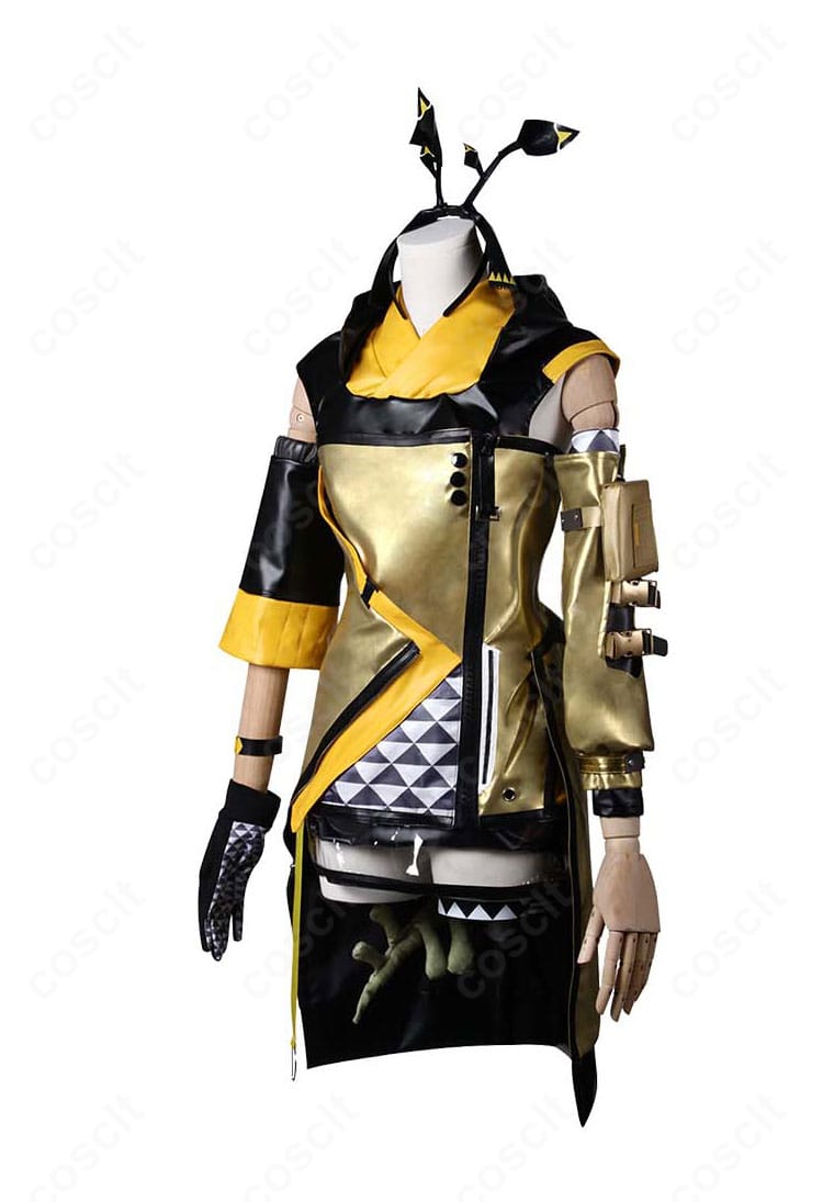 ウィーディ コスプレ衣装の側面。アームカバーと太ももベルトのフィット感、シルエットの立体感を確認できる画像。