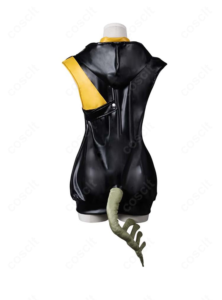 ウィーディ衣装のインナー背面ディテール。縫い代処理と背面カッティングの仕上がりを示す画像。