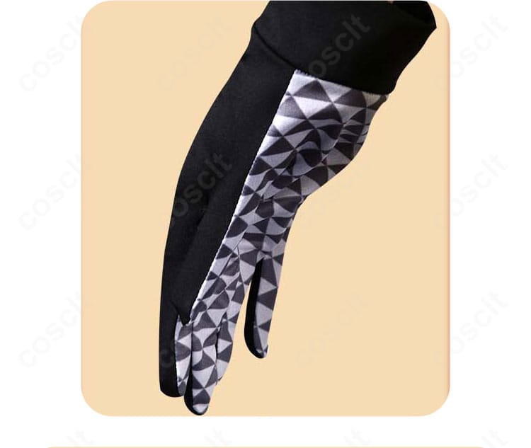 ウィーディ衣装の手袋ディテール。ステッチとフィンガーカット、素材感に焦点を当てたクローズアップ。